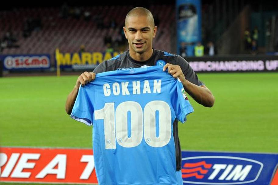 Poco prima di Napoli-Catania si sono celebrate le 100 presenze di Gokhan Inler con la maglia azzurra.